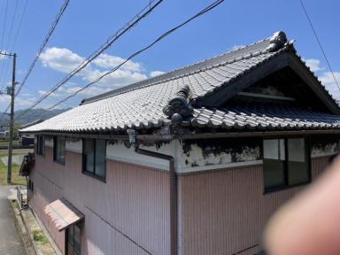 強風に煽られた雨樋