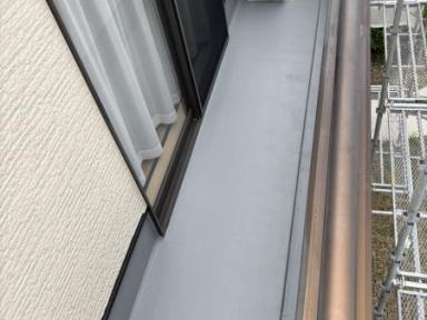 ベランダトップコート塗装についてご紹介します。